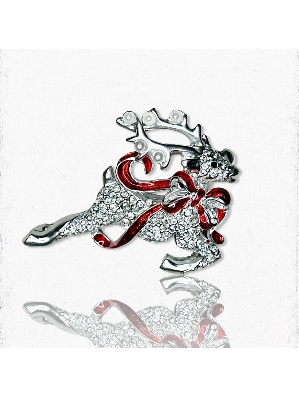 6410gc. Silvertone Reindeer Brooch Bling